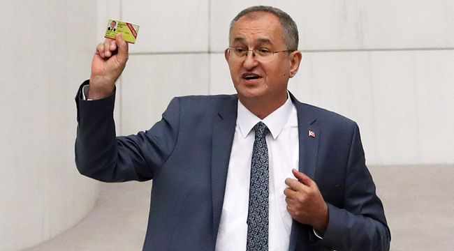'GAZETECİLERİ BIRAKIN, EKONOMİYE BAKIN'