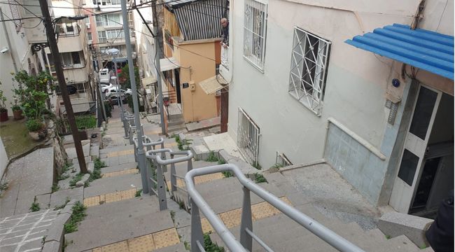 İZMİR'DE BIÇAKLI KAVGA