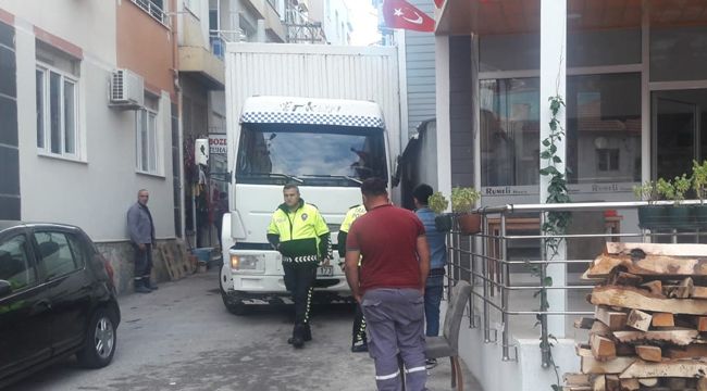 KAMYONU DURDURMAK İSTERKEN...