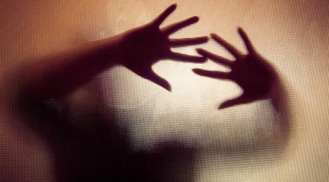 Mendil satan küçük kıza iğrenç cinsel istismar