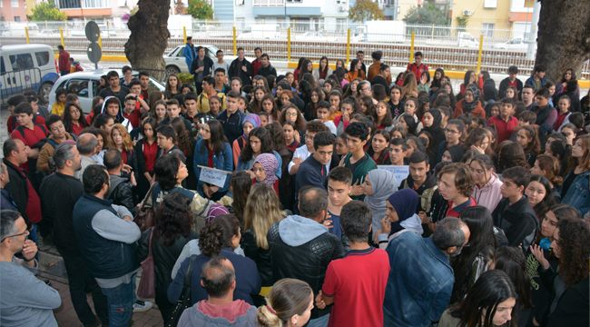 ÖĞRENCİLER 'YENİ EĞİTİM BİNASI' İÇİN EYLEMDE