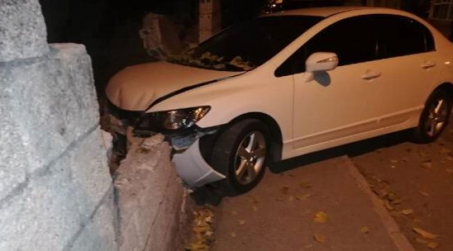 Otomobil bahçe duvarına çarptı