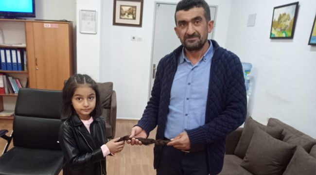SAÇLARINI ARKADAŞI İÇİN BAĞIŞLADI
