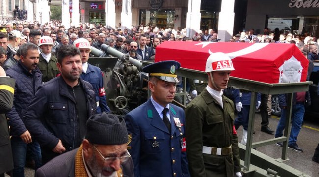 Şehit eşini son yolculuğuna, üniformasını giyip, tabutunu öperek uğurladı