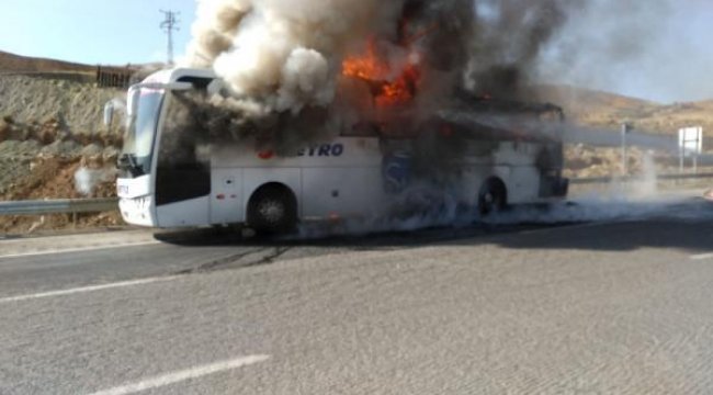 Seyir halindeki yolcu otobüsü yandı