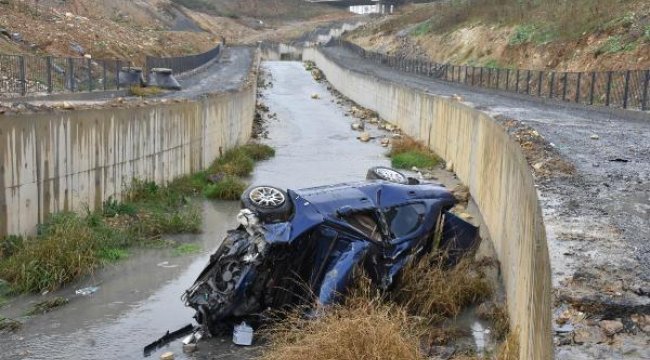 Başakşehir'de otomobil su kanalına düştü