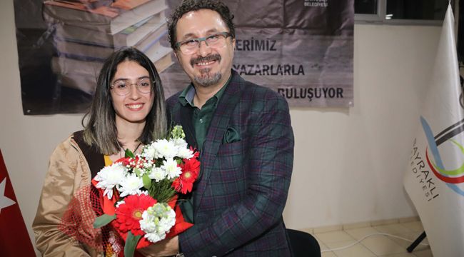 BAYRAKLI'DA GENÇLER YAZARLARLA BULUŞUYOR