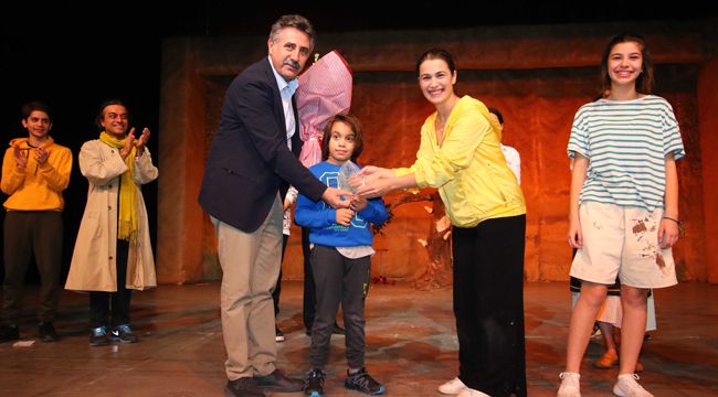 BAYRAKLI'DA TİYATRO KEYFİ