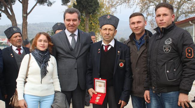 BERGAMALI KIBRIS GAZİLERİ'NE MADALYA