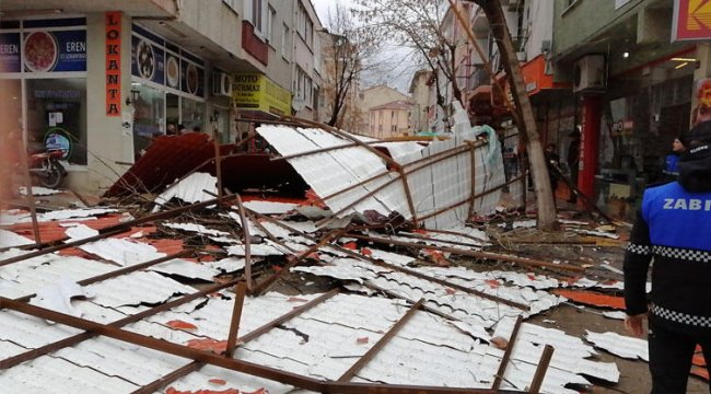 Biga'da fırtına nedeniyle 5 katlı binanın çatısı uçtu