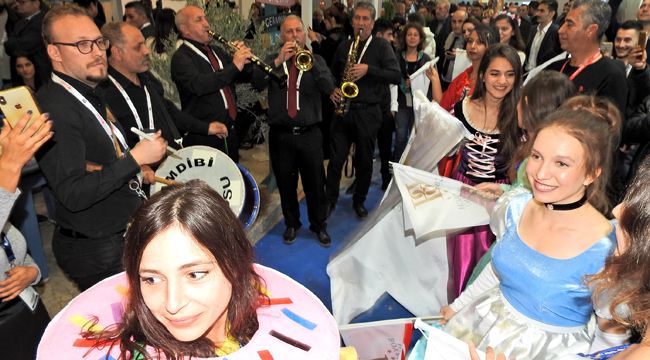 Çeşme standında karnaval havasında kokteyl