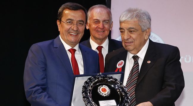 FUTBOLA EMEK VERENLERE ÖDÜL