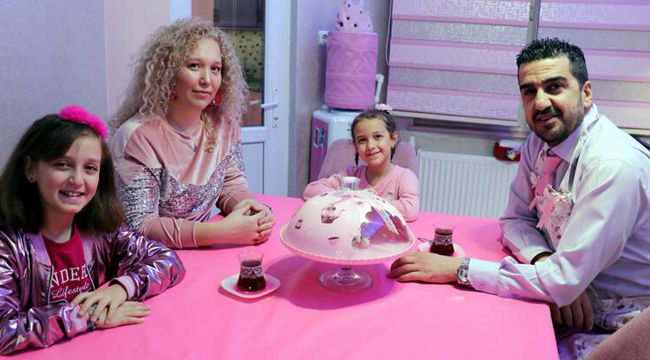 Hayata 12 yıllık eşi için pembe bahçeden bakıyor