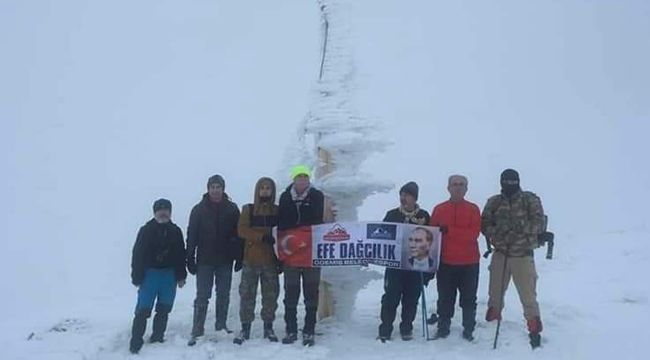 Hayatını kaybeden dağcılar için zirveye yürüdü