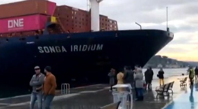 İstanbul Boğazı'nda bir gemi kıyıya çarptı