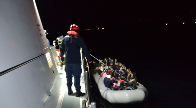 İZMİR'DE 216 DÜZENSİZ GÖÇMEN YAKALANDI