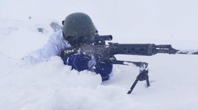 Komandolar yoğun karda operasyonda