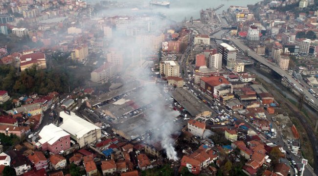 Mobilya üretim binasında yangın sonrası soğutma çalışması