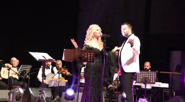 MUHTEŞEM KONSER AYAKTA ALKIŞLANDI