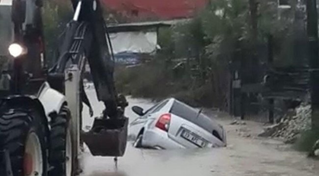 Otomobil, sel suları arasında ilerlerken hendeğe düştü
