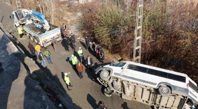 Özel Harekat polislerini taşıyan minibüs kaza yaptı