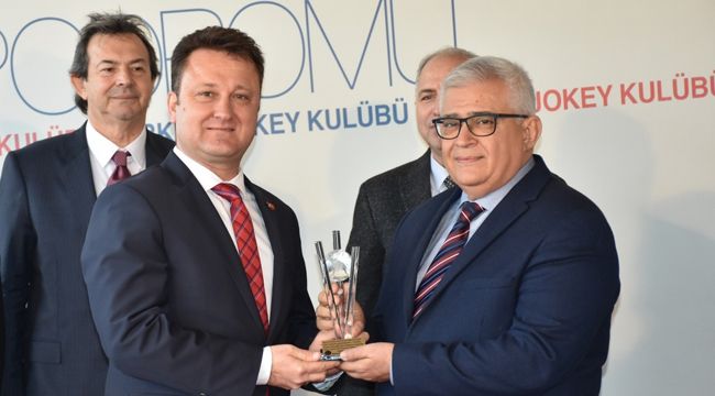 PLAKET VE HEDİYELER BAŞKAN AKSOY'DAN