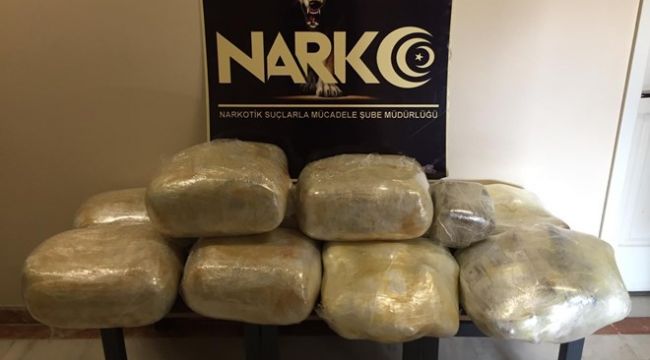 Polisin arabasından 121 kilogram esrar çıktı
