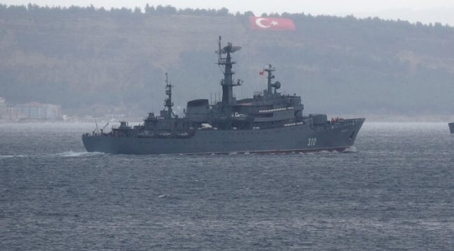 Rus savaş gemisi Çanakkale Boğazı'ndan geçti