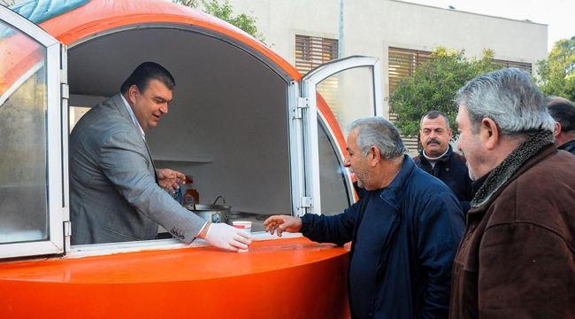 SEFERİHİSAR'DA VATANDAŞLARA SICAK TARHANA