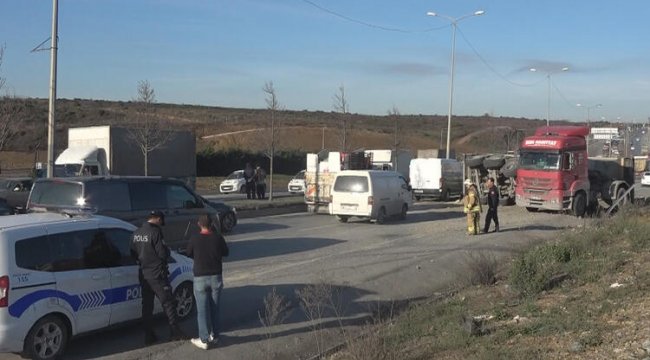 Sultangazi'de kamyon devrildi, hafriyat yola saçıldı