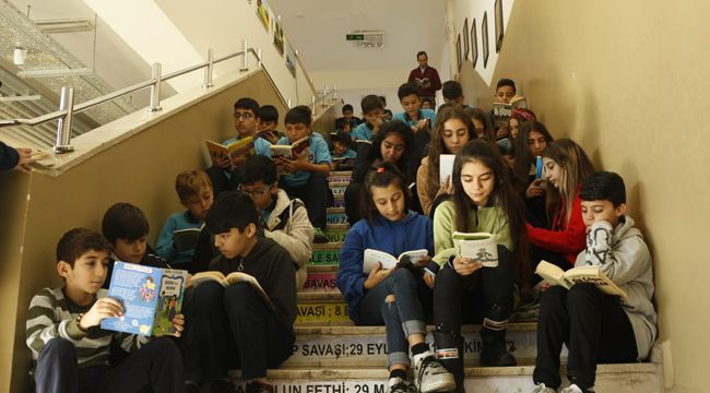 TÜGVA Karabağlar ortaokullu gençlere kitap hediye etti