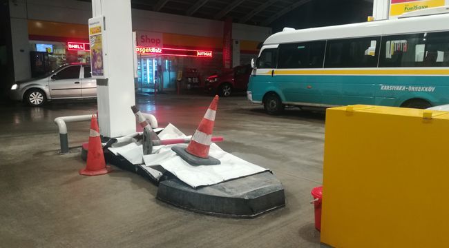 ARAÇ BENZİNLİĞE BÖYLE DALDI