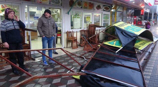 Balıkesir'de fırtına; tabela ve ağaçlar devrildi