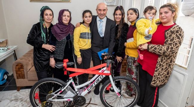 BAŞKAN SOYER'DEN AYŞE DENİZ'E BİSİKLET