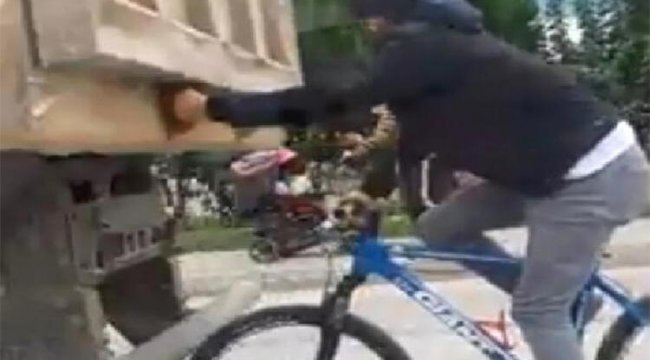 Bisikletli gencin tehlikeli yolculuğu