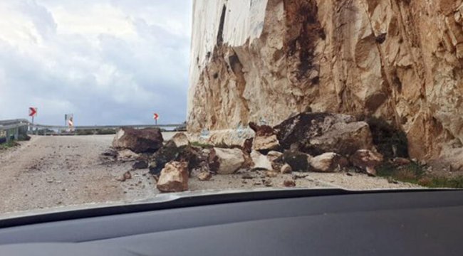 Dağdan kopan kaya parçaları, yola düştü