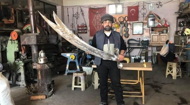 Demirci ustası, 'Zülfikar' kılıç yaptı