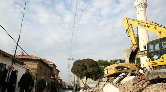 Depremde hasar gördü yıkıldı