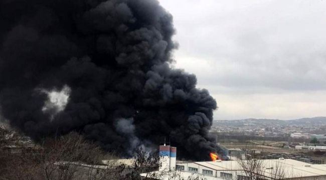 Geri dönüşüm fabrikasında büyük yangın