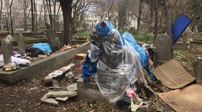 İstanbul'da tarihi mezarlık kaderine terk edildi
