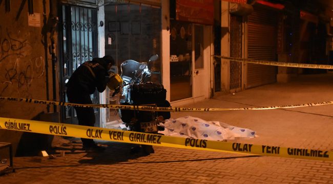 İZMİR'DE BIÇAKLI KAVGA