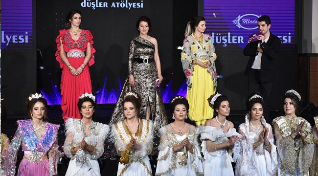 İZMİR'DE DİKKAT ÇEKEN BALKAN DEFİLESİ