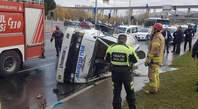 Kağıthane'de su tankeri devrildi!