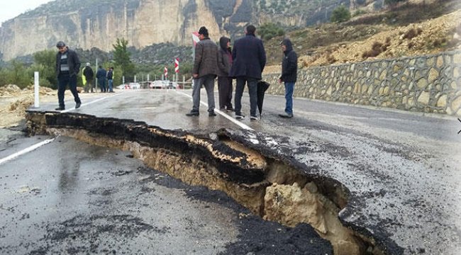 Mersin'de yol çöktü