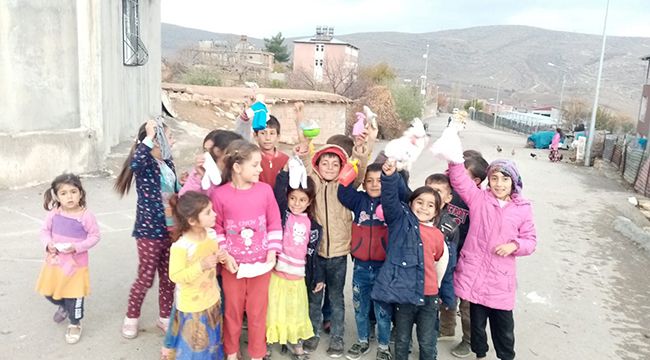 MİNİK SANATÇILARDAN GÖNÜL KÖPRÜSÜ