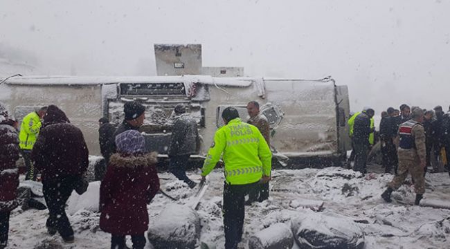 Otobüs yan yattı; 46 yolcu yaralı