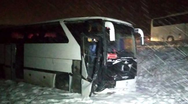 Sivas'ta futbolcuları taşıyan otobüs yoldan çıktı!