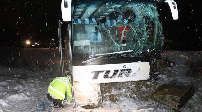 Yolcu otobüsü iş makinesiyle çarpıştı!