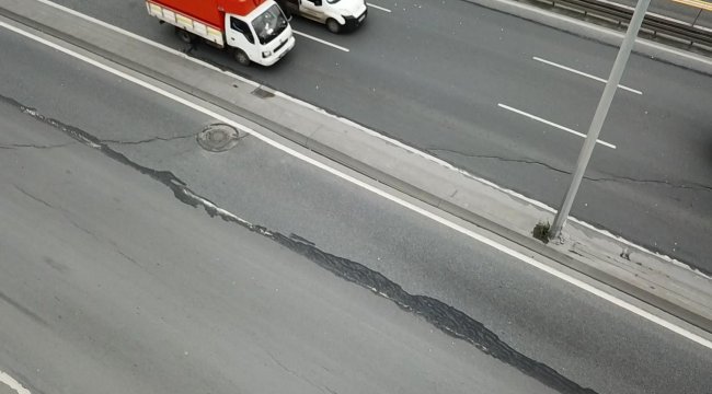 Avcılar'da yolda çatlaklar oluştu
