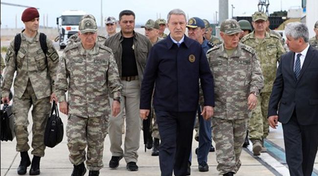 Bakan Akar ve komutanlar Suriye sınırında